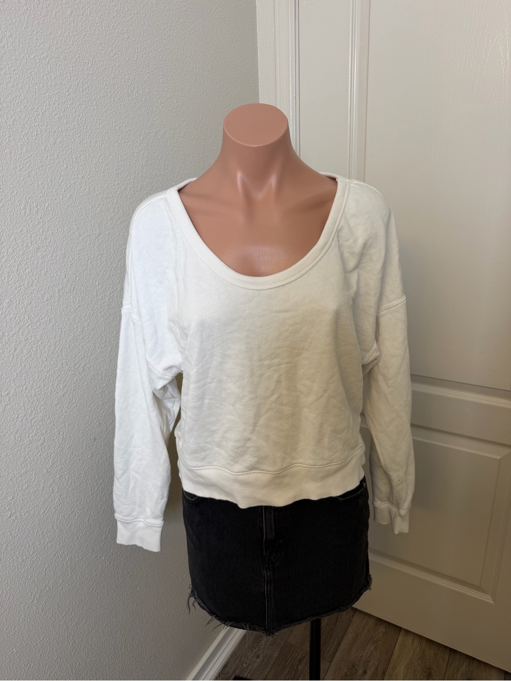 Universal Thread White Scoop Neck Lightweight Pullover